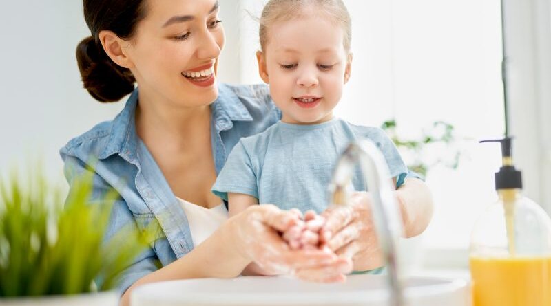 Metody i środki do utrzymywania higieny uszu u dzieci.